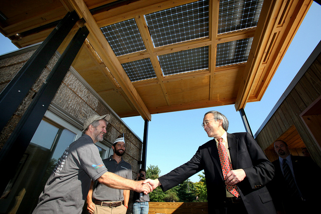 Photo of Steven Chu shaking hands with Jeffrey Tiller as David Lee looks on.