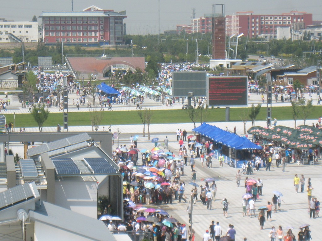 Photo of crowds of people in the Solar Decathlon China village. 