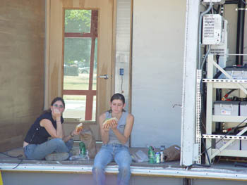 Photo of two students from the Pittsburgh Synergy team eating lunch.