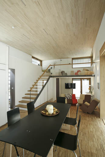 Photo of the dining and living areas of the Team Germany Solar Decathlon 2009 house. 